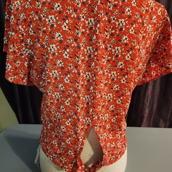 Chic Floral Cutout Red Blouse - Picture 5 of 13